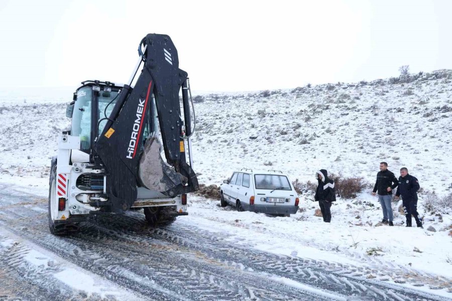 Bünyan’da Kayarak Şarampole Düşen Araç Kurtarıldı