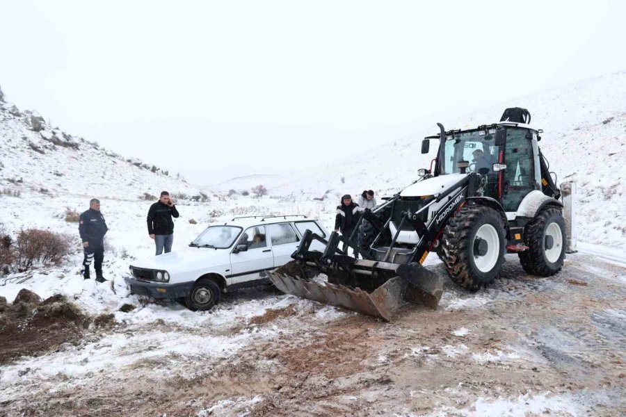 Bünyan’da Kayarak Şarampole Düşen Araç Kurtarıldı