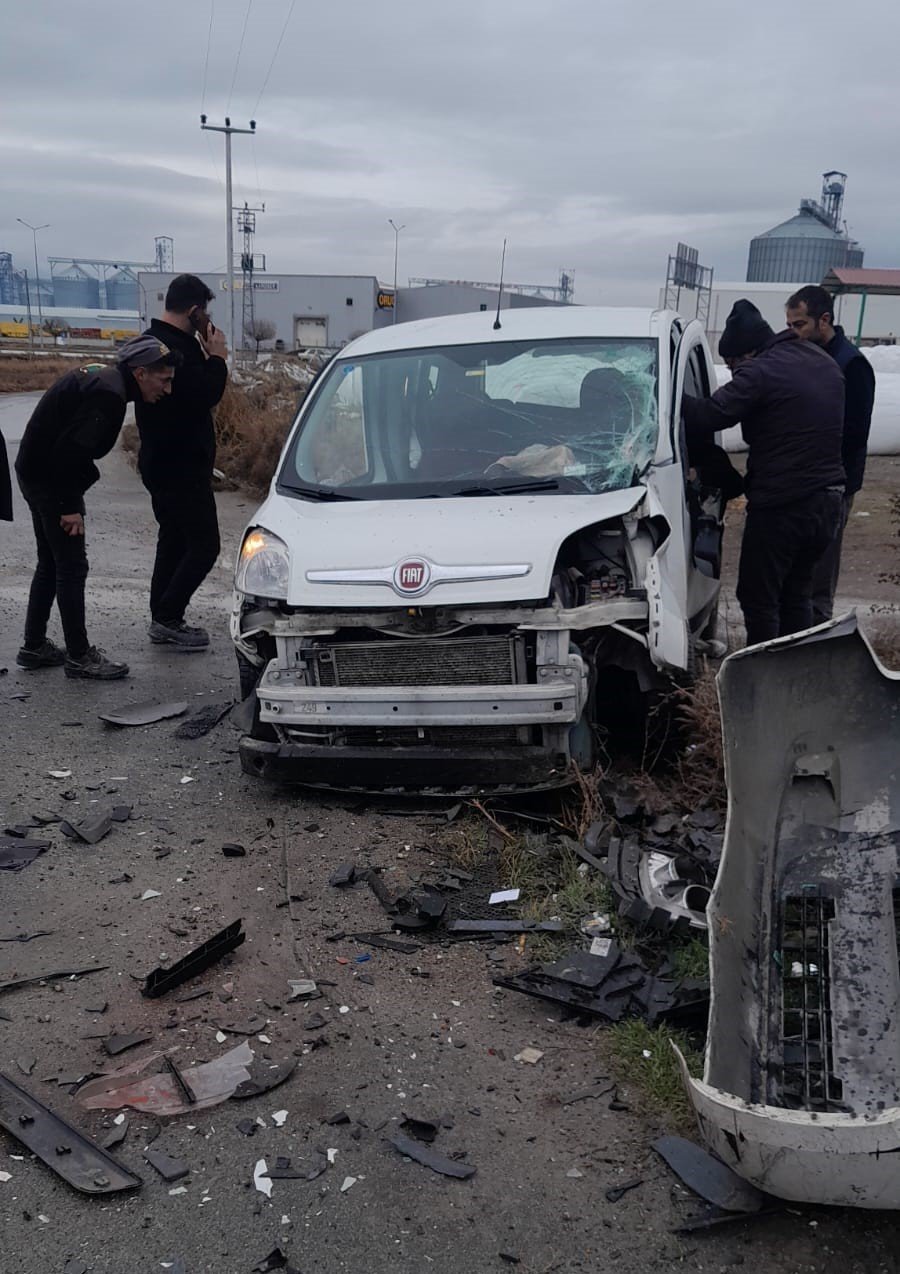 Konya’da İki Hafif Ticari Araç Çarpıştı: 1’i Bebek 4 Yaralı