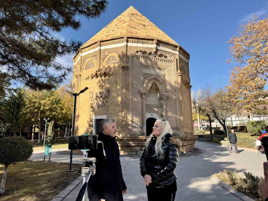 Vali Çelik, Tarih Envanteri Sayfasına Hüdavent Hatun Türbesi’ni Anlattı