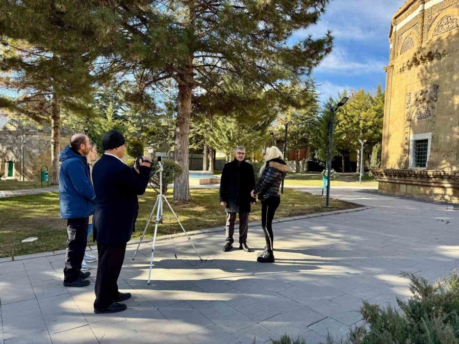 Vali Çelik, Tarih Envanteri Sayfasına Hüdavent Hatun Türbesi’ni Anlattı