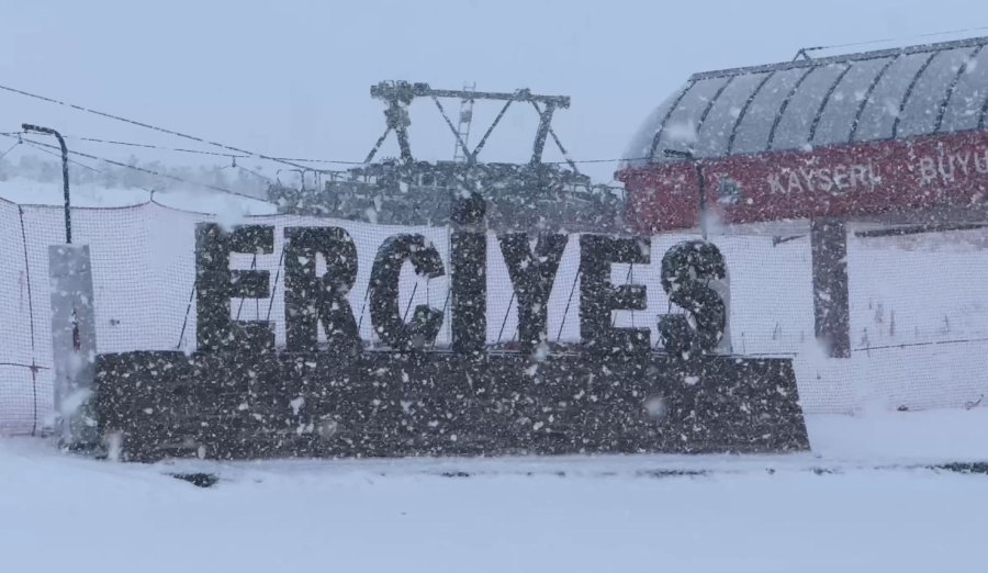 Erciyes’e Yağan Kar Tatilcilerin Yüzünü Güldürdü