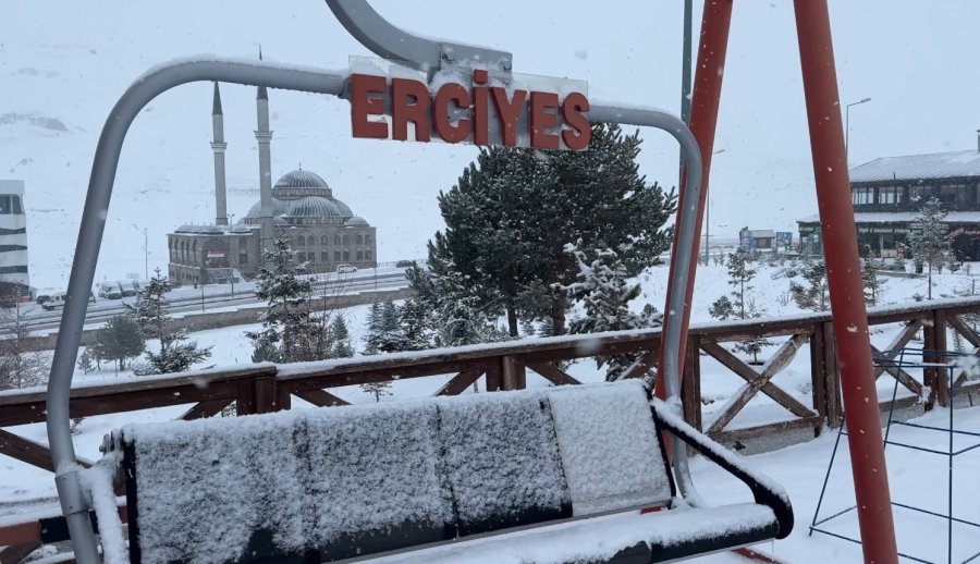 Erciyes’e Yağan Kar Tatilcilerin Yüzünü Güldürdü