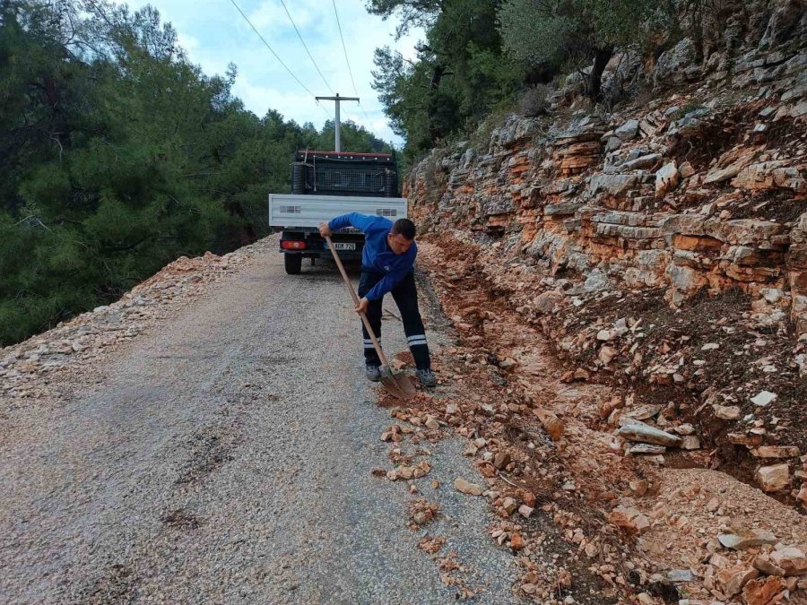 Finike’de Taş Ve Mıcırla Kaplanan Yol Temizlendi