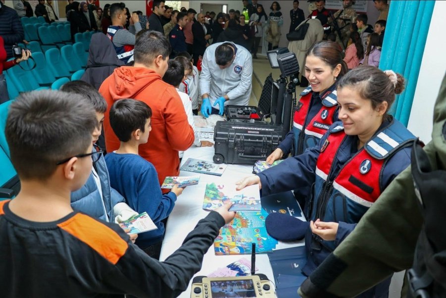 Jandarma Ekiplerinden Öğrencilere Eğitim