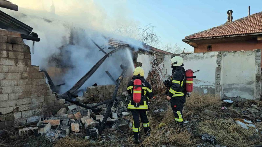 Kayseri’de Evde Çıkan Yangın İtfaiye Ekiplerince Söndürüldü