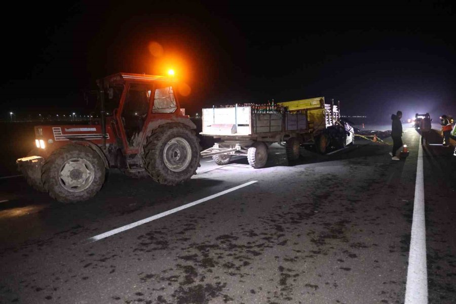 Otomobil Traktör Römorkuna Ok Gibi Saplandı, Sürücü Öldü