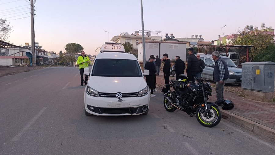 Hafif Ticari Araçla Motosikletin Çarpıştığı Kazada Motosikletli Yaralandı