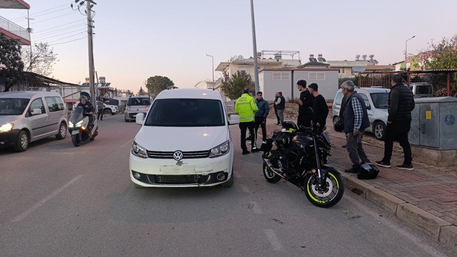 Hafif Ticari Araçla Motosikletin Çarpıştığı Kazada Motosikletli Yaralandı