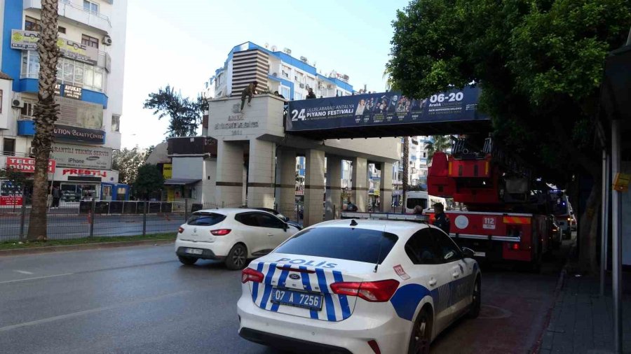 Vatandaşlar Otobüs Seferlerini Bıraktı, Üst Geçide Çıkan Genç İçin Seferber Oldu