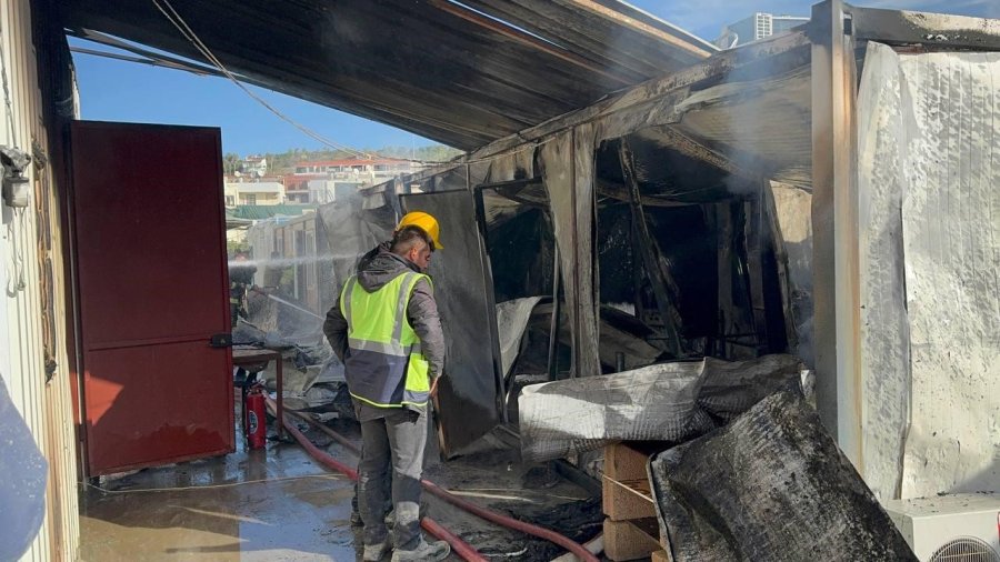 İşçilerin Kaldığı Prefabrik Lojmanda Yangın Çıktı