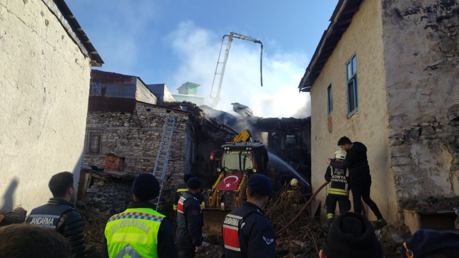 Beyşehir’in Doğanbey Mahallesi’nde Evler Yandı