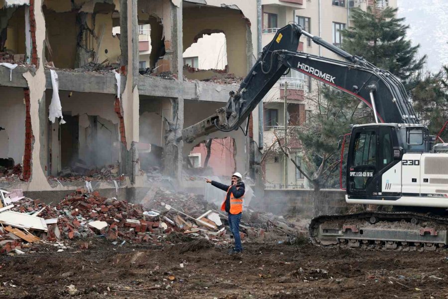 Talas’ta Yapılar Sesle Yıkılıyor