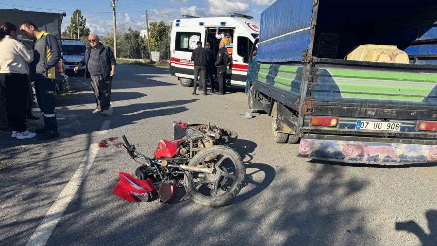 Antalya’da Kamyonetle Çarpışan Motosikletli Yaralandı