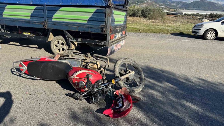 Antalya’da Kamyonetle Çarpışan Motosikletli Yaralandı