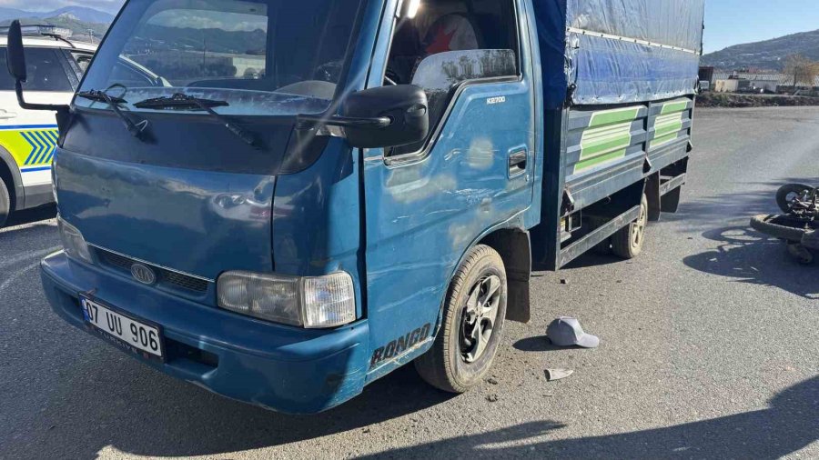 Antalya’da Kamyonetle Çarpışan Motosikletli Yaralandı