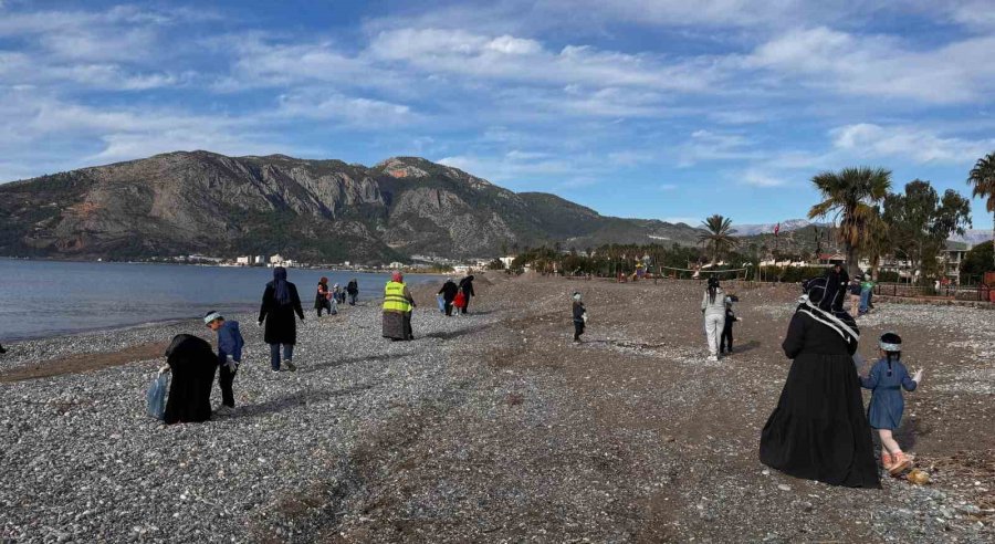 Bozyazı’da Öğrenciler Sahil Temizliği Yaptı