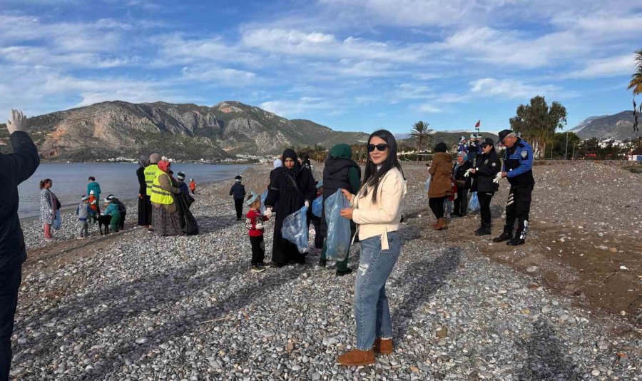 Bozyazı’da Öğrenciler Sahil Temizliği Yaptı