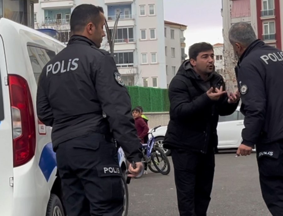 Gözaltına Alınmak İstenen Şahıs, “beni Döv” Diye Polis Memuruna Yalvardı