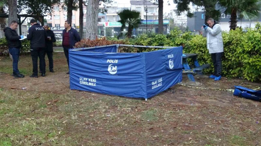 Mobilya Ustası Parkta Ölü Bulundu, Ceset Şemsiye Altında İncelendi