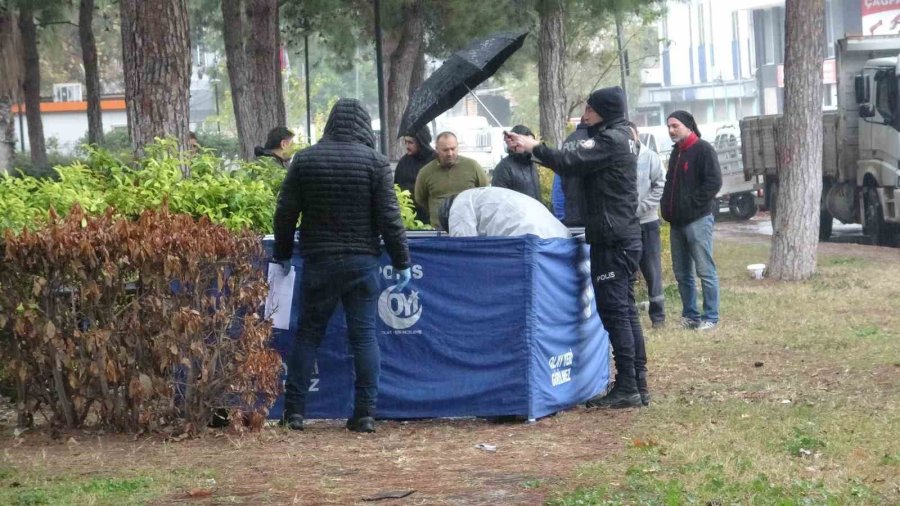 Mobilya Ustası Parkta Ölü Bulundu, Ceset Şemsiye Altında İncelendi