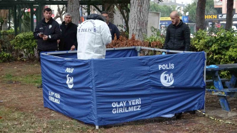 Mobilya Ustası Parkta Ölü Bulundu, Ceset Şemsiye Altında İncelendi