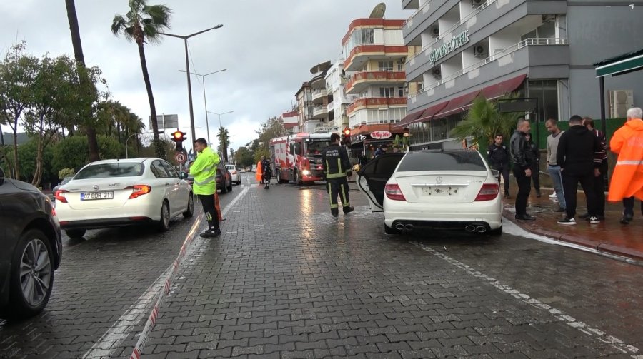 Alanya’da Park Halindeki Lüks Otomobil Yandı