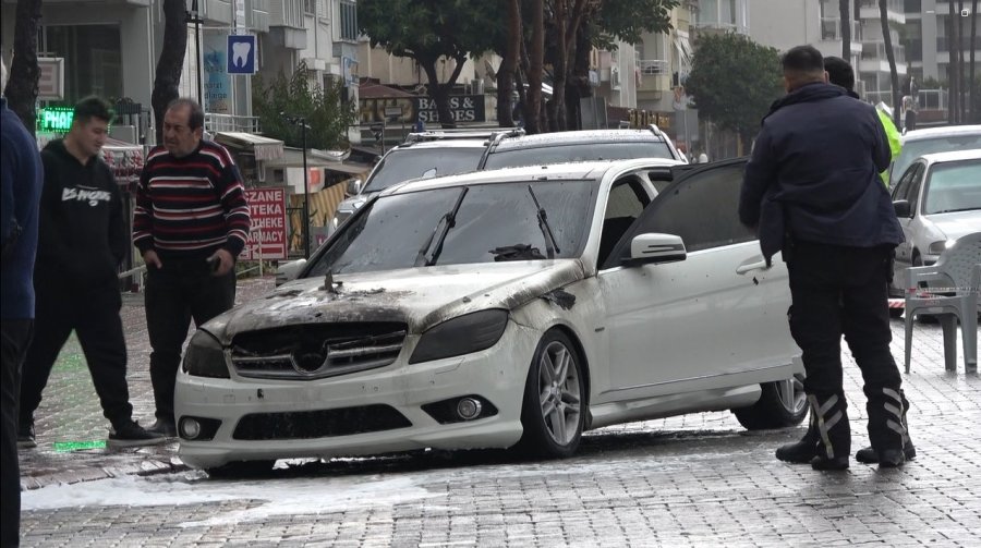 Alanya’da Park Halindeki Lüks Otomobil Yandı