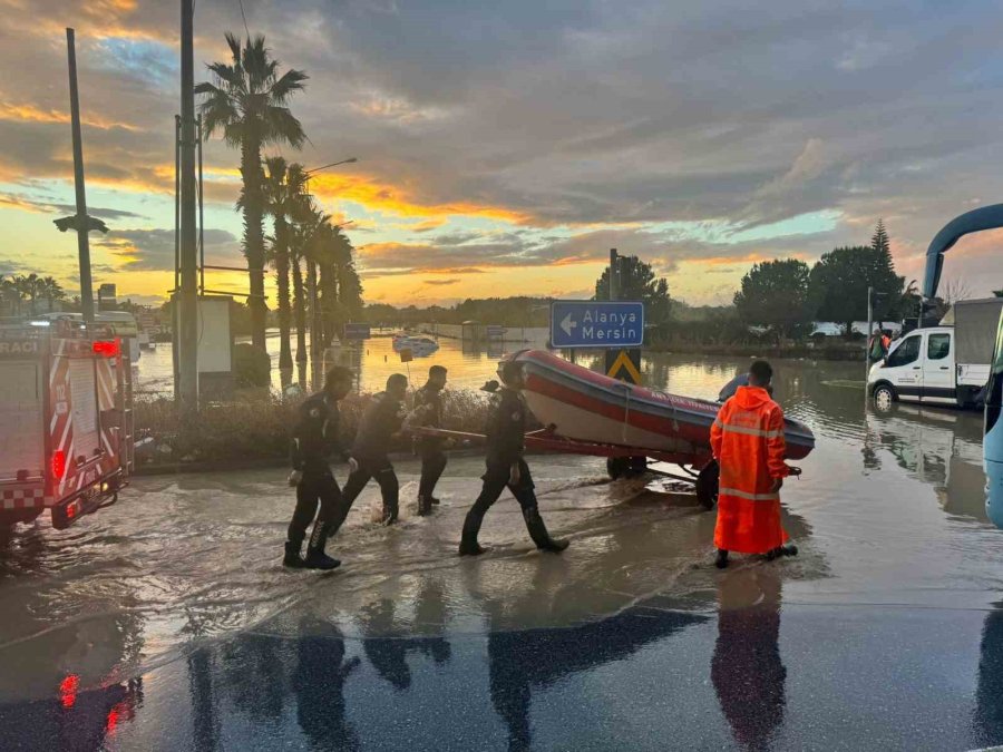 Manavgat’taki Su Baskınlarında Mahsur Kalan Vatandaşlar Botla Kurtarıldı