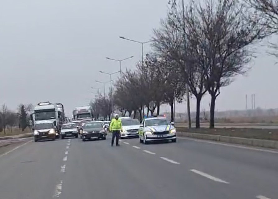 Yaralı Köpeğe Müdahale İçin Trafik Çift Yönlü Durduruldu