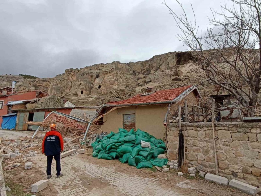 Dağlık Alandan Kopan Kaya Parçası Ahırın Üzerine Düştü