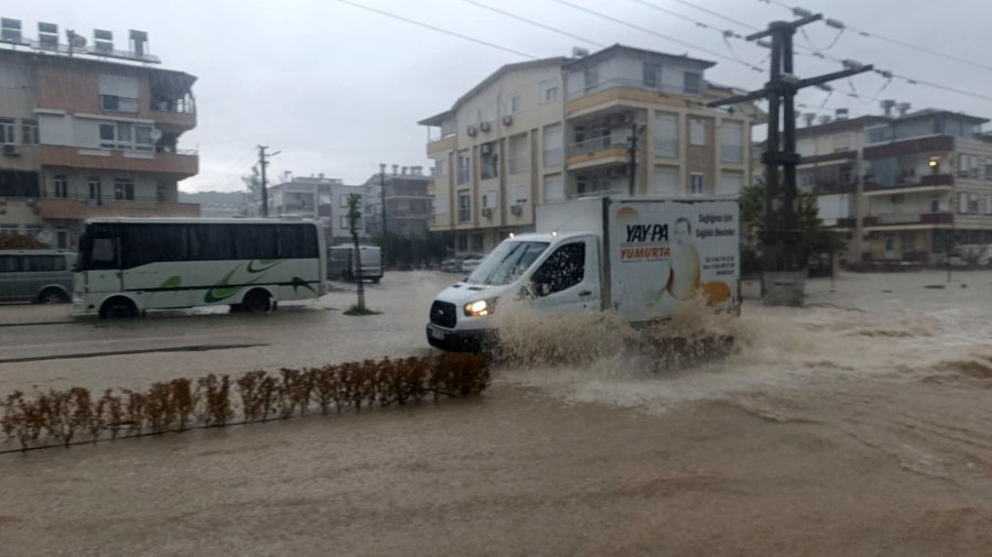 Antalya’da Sağanak Yağmur Yollarda Ve Tarım Arazilerinde Su Baskınlarına Sebep Oldu