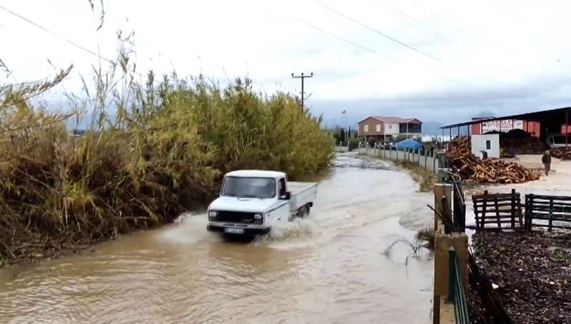 Antalya’da Sağanak Yağmur Yollarda Ve Tarım Arazilerinde Su Baskınlarına Sebep Oldu