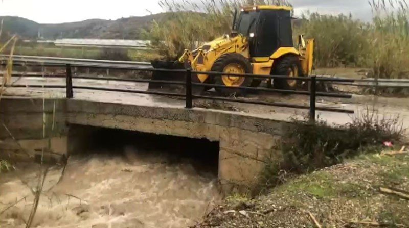 Antalya’da Sağanak Yağmur Yollarda Ve Tarım Arazilerinde Su Baskınlarına Sebep Oldu