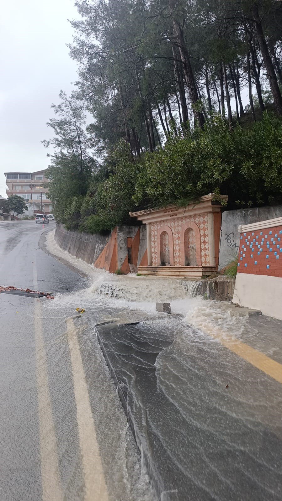 Antalya’da Sağanak Yağmur Yollarda Ve Tarım Arazilerinde Su Baskınlarına Sebep Oldu