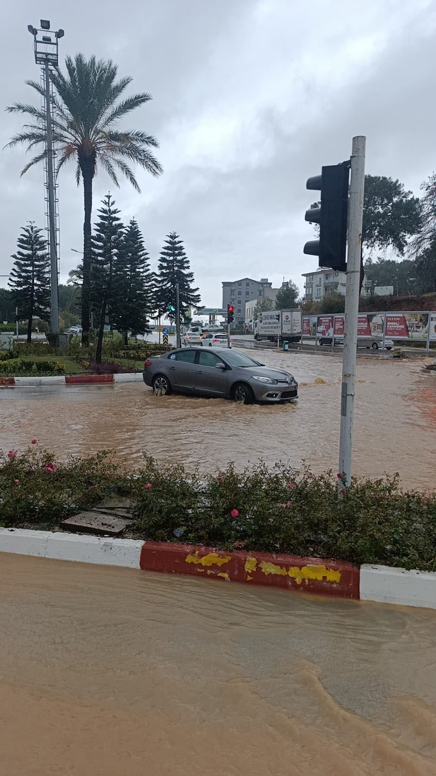 Antalya’da Sağanak Yağmur Yollarda Ve Tarım Arazilerinde Su Baskınlarına Sebep Oldu