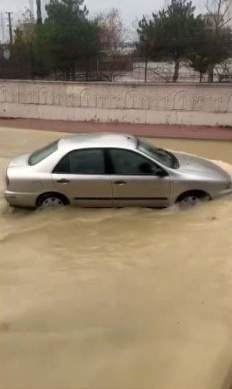 Antalya’da Sağanak Yağmur Yollarda Ve Tarım Arazilerinde Su Baskınlarına Sebep Oldu