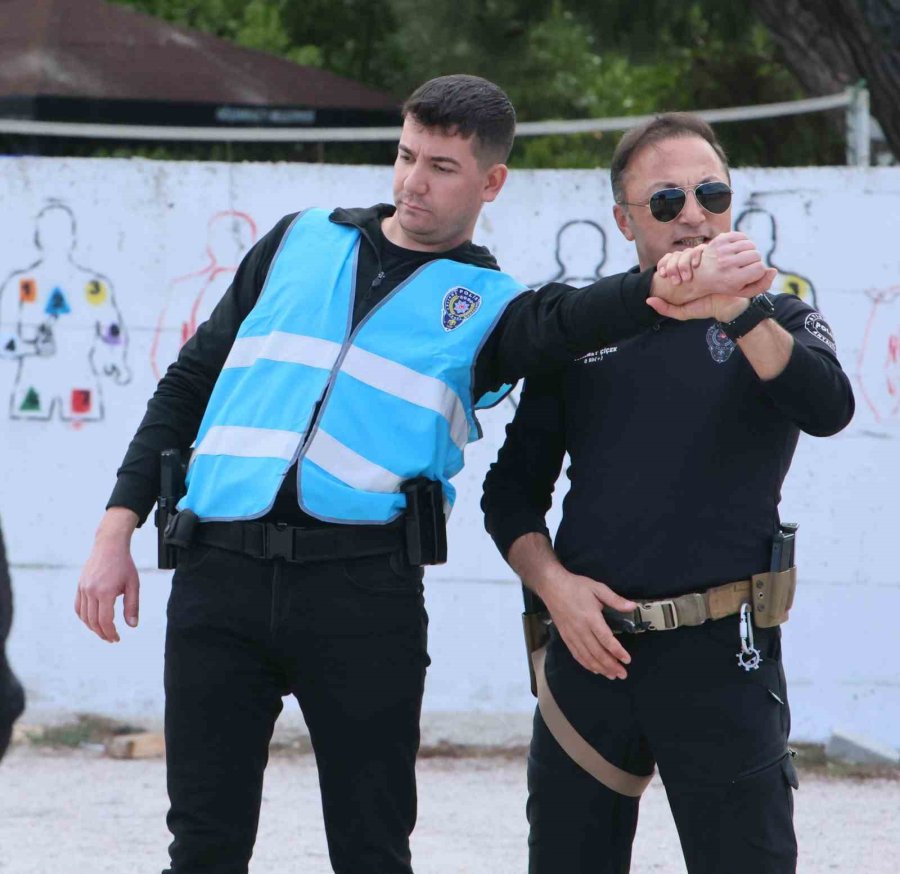 Antalya Emniyeti’nin Lara Corft’u: Eğitiminden Geçen Polis Karanlıkta Hedefi 12’den Vuruyor