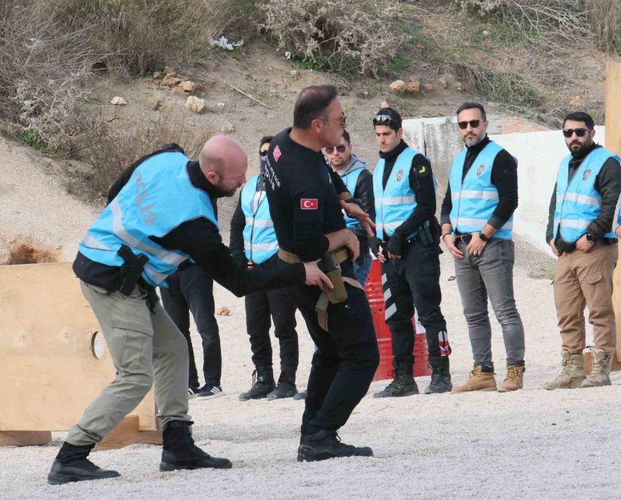 Antalya Emniyeti’nin Lara Corft’u: Eğitiminden Geçen Polis Karanlıkta Hedefi 12’den Vuruyor