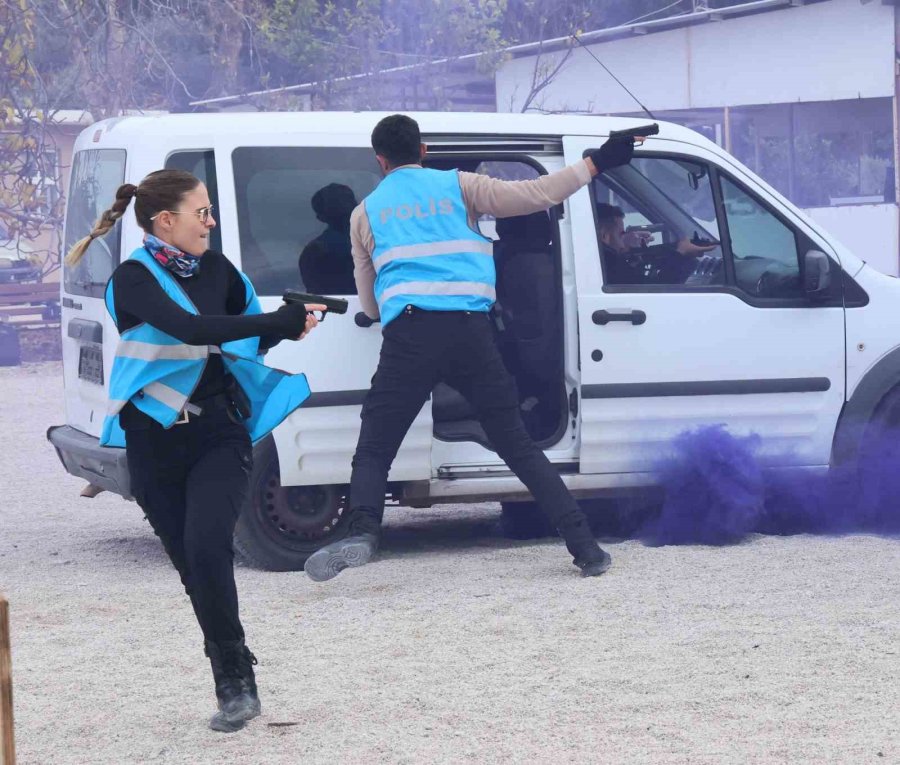 Antalya Emniyeti’nin Lara Corft’u: Eğitiminden Geçen Polis Karanlıkta Hedefi 12’den Vuruyor