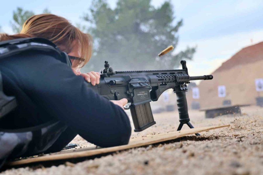 Antalya Emniyeti’nin Lara Corft’u: Eğitiminden Geçen Polis Karanlıkta Hedefi 12’den Vuruyor