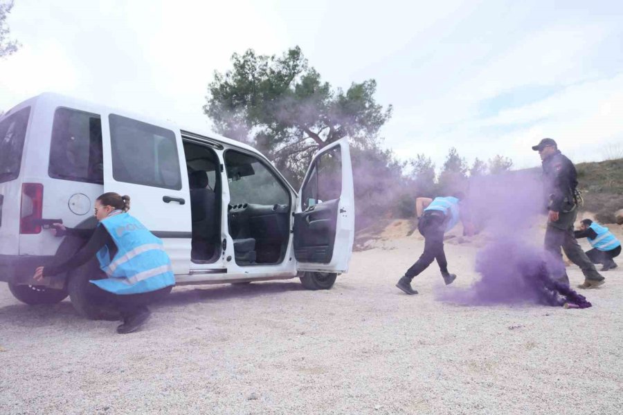 Antalya Emniyeti’nin Lara Corft’u: Eğitiminden Geçen Polis Karanlıkta Hedefi 12’den Vuruyor