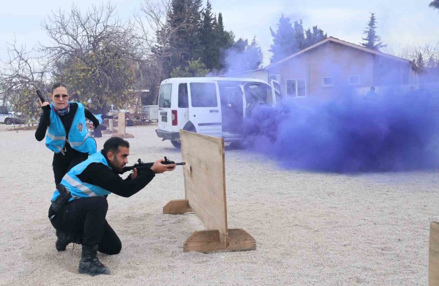 Antalya Emniyeti’nin Lara Corft’u: Eğitiminden Geçen Polis Karanlıkta Hedefi 12’den Vuruyor