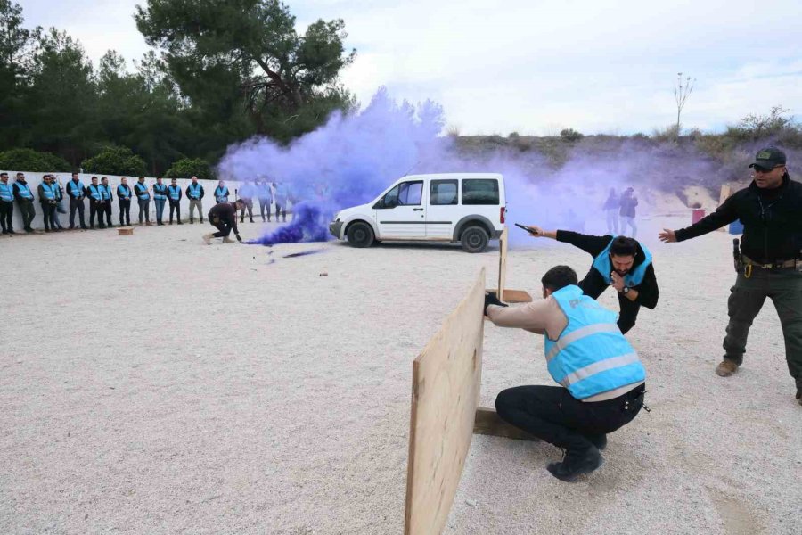 Antalya Emniyeti’nin Lara Corft’u: Eğitiminden Geçen Polis Karanlıkta Hedefi 12’den Vuruyor