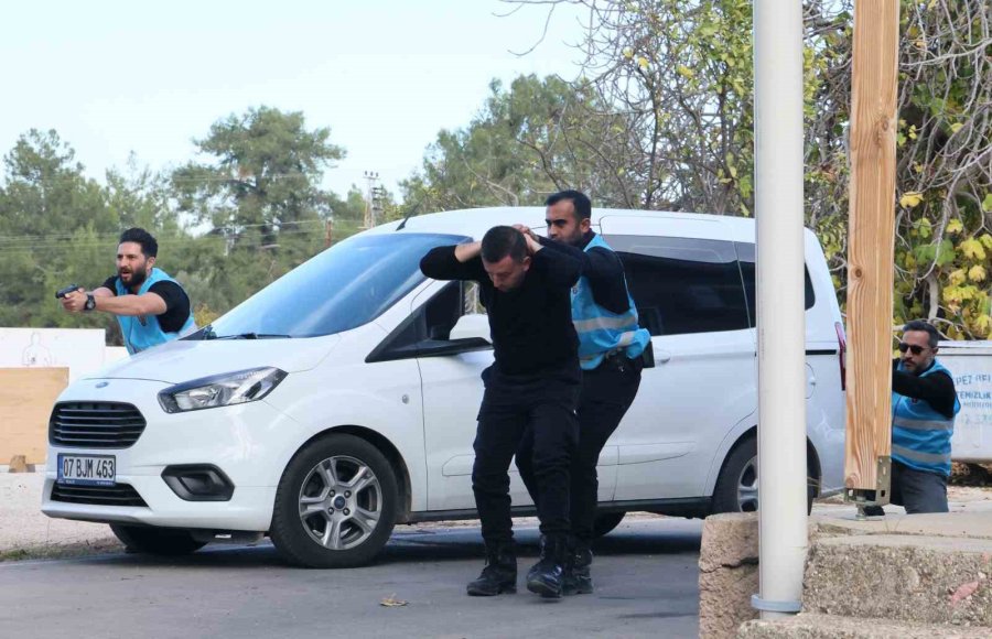 Antalya Emniyeti’nin Lara Corft’u: Eğitiminden Geçen Polis Karanlıkta Hedefi 12’den Vuruyor