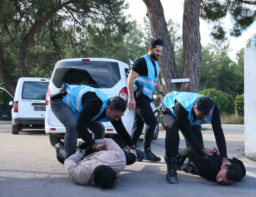 Antalya Emniyeti’nin Lara Corft’u: Eğitiminden Geçen Polis Karanlıkta Hedefi 12’den Vuruyor