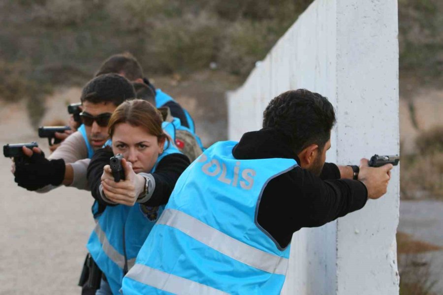 Antalya Emniyeti’nin Lara Corft’u: Eğitiminden Geçen Polis Karanlıkta Hedefi 12’den Vuruyor