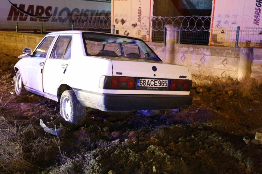 Yoldan Çıkan Tofaş Otomobil Refüje Girerek Hurdaya Döndü: 2 Yaralı