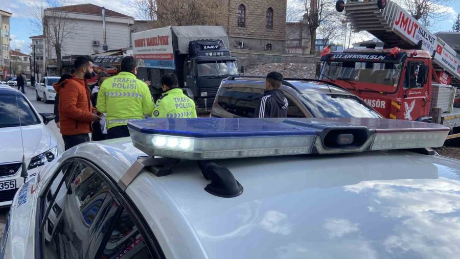 Aksaray’da Asansörle Binadan Yük Taşıyan Nakliyeciler Yürekleri Ağza Getirdi