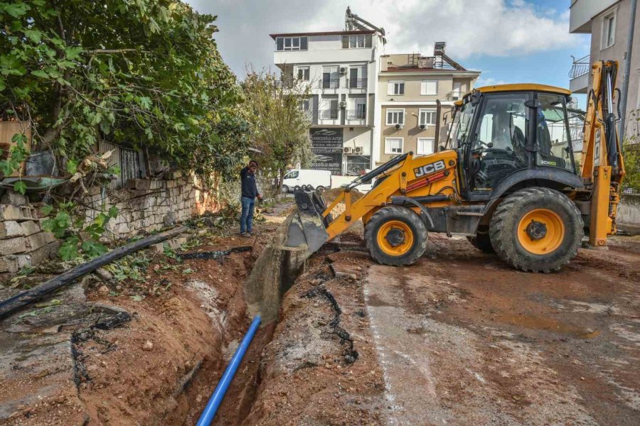 Kanal Mahallesi’nde Büyükşehir İçme Suyunu, Kepez Asfaltı Yeniliyor